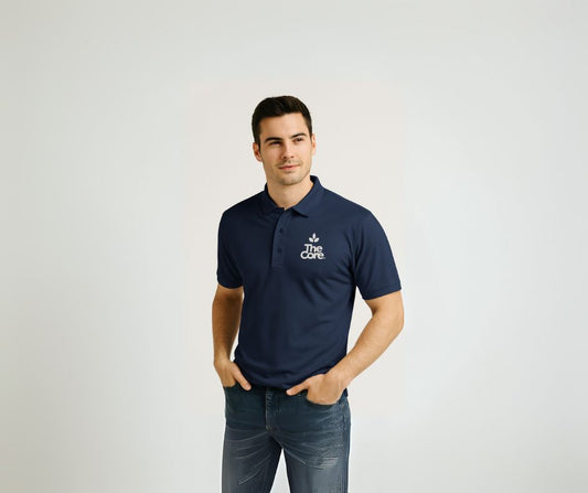 Polo Azul Marino Bordado “The Core” – Clásico con Toque Premium